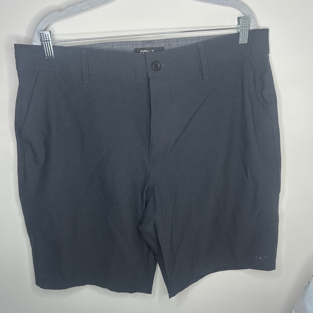 O’Neil men’s hybrid short size 38 EUC